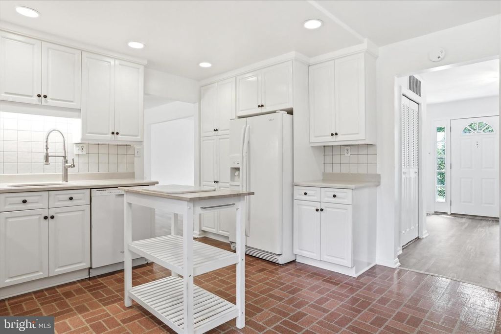 Image 7 of property listing at 18 BENTANA WAY, Rockville, MD 20850