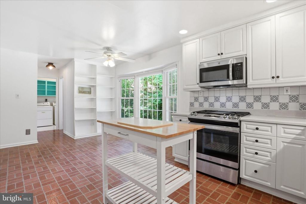 Image 9 of property listing at 18 BENTANA WAY, Rockville, MD 20850