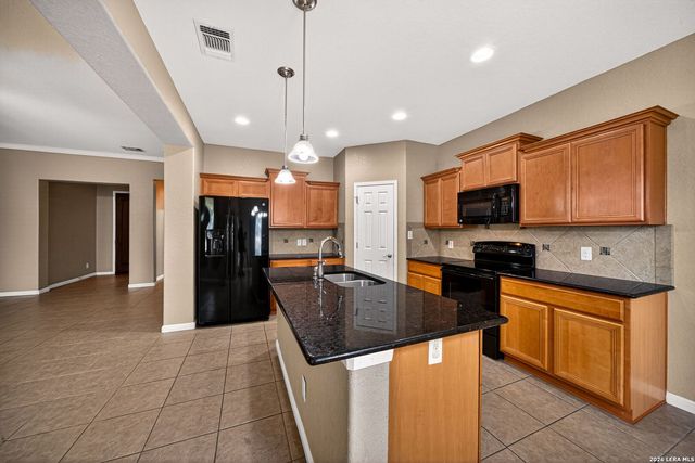 204 VALLEY FRG, Pleasanton, TX 78064