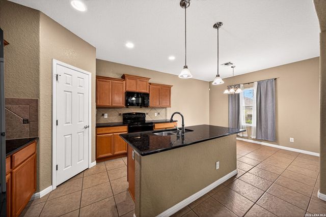 204 VALLEY FRG, Pleasanton, TX 78064