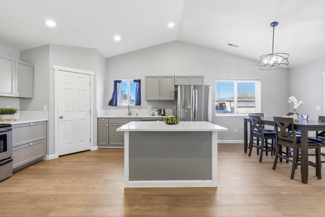 3902 W Snow Ln, Benton City, WA 99320