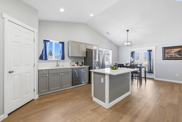 3902 W Snow Ln, Benton City, WA 99320