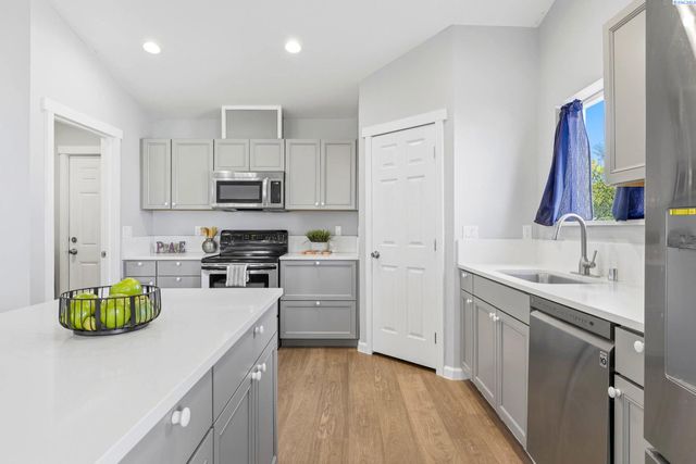 3902 W Snow Ln, Benton City, WA 99320