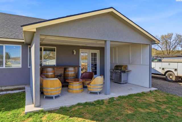 3902 W Snow Ln, Benton City, WA 99320