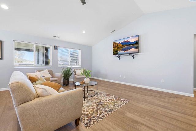 3902 W Snow Ln, Benton City, WA 99320