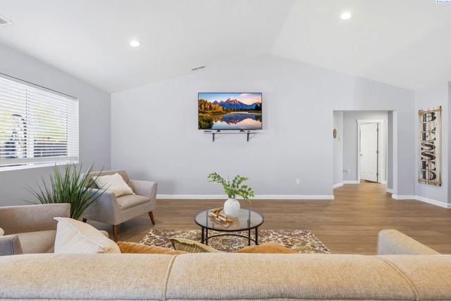 3902 W Snow Ln, Benton City, WA 99320