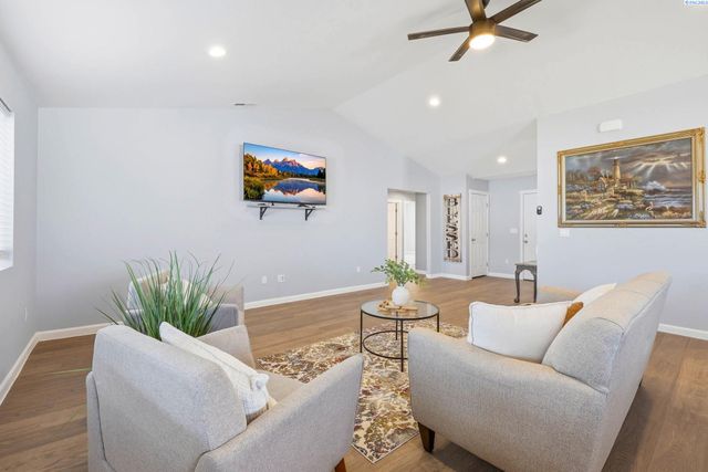 3902 W Snow Ln, Benton City, WA 99320