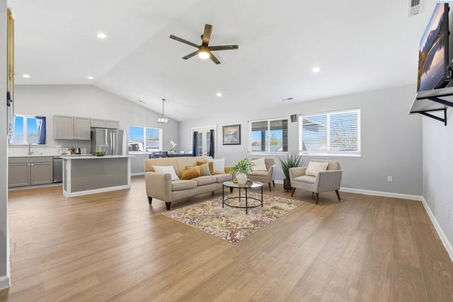 3902 W Snow Ln, Benton City, WA 99320