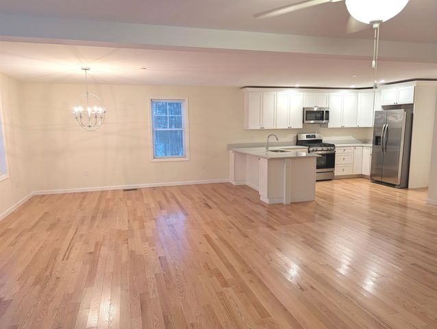 264 Woodview Way, Manchester, NH 03102