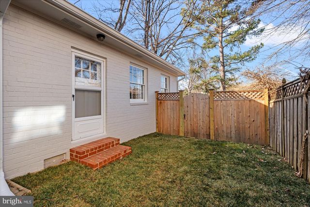 2904 FARM RD, Alexandria, VA 22302