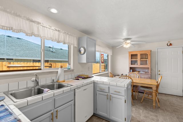 1025 Fairfield Avenue, Central Point, OR 97502