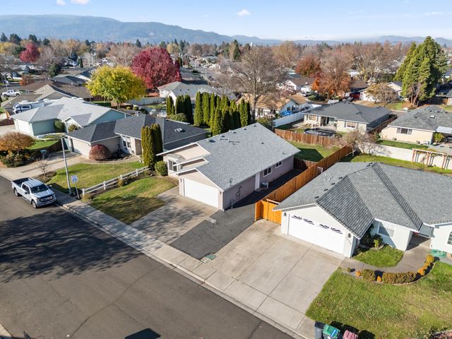 1025 Fairfield Avenue, Central Point, OR 97502