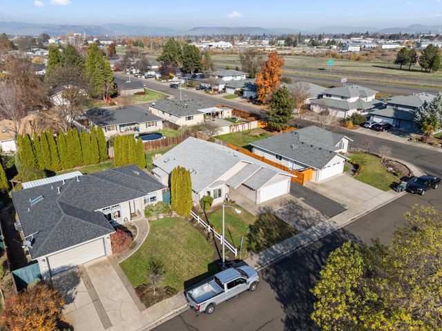 1025 Fairfield Avenue, Central Point, OR 97502