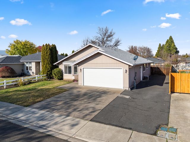 1025 Fairfield Avenue, Central Point, OR 97502