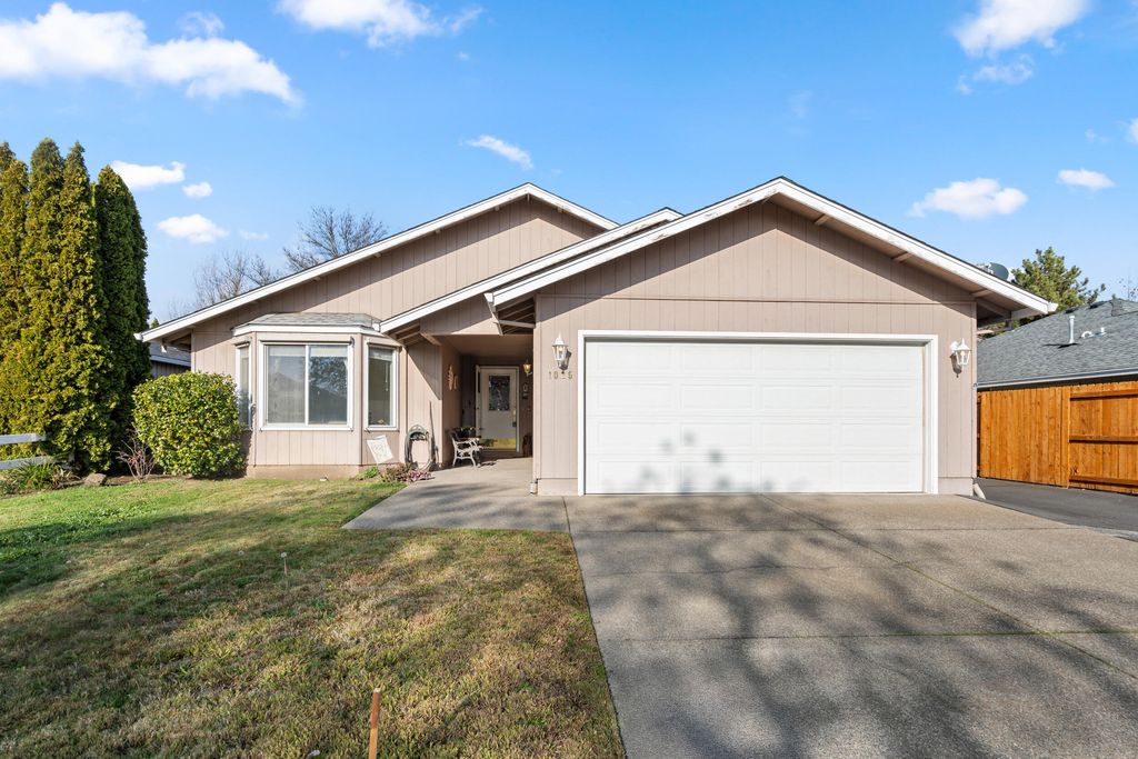 1025 Fairfield Avenue, Central Point, OR 97502