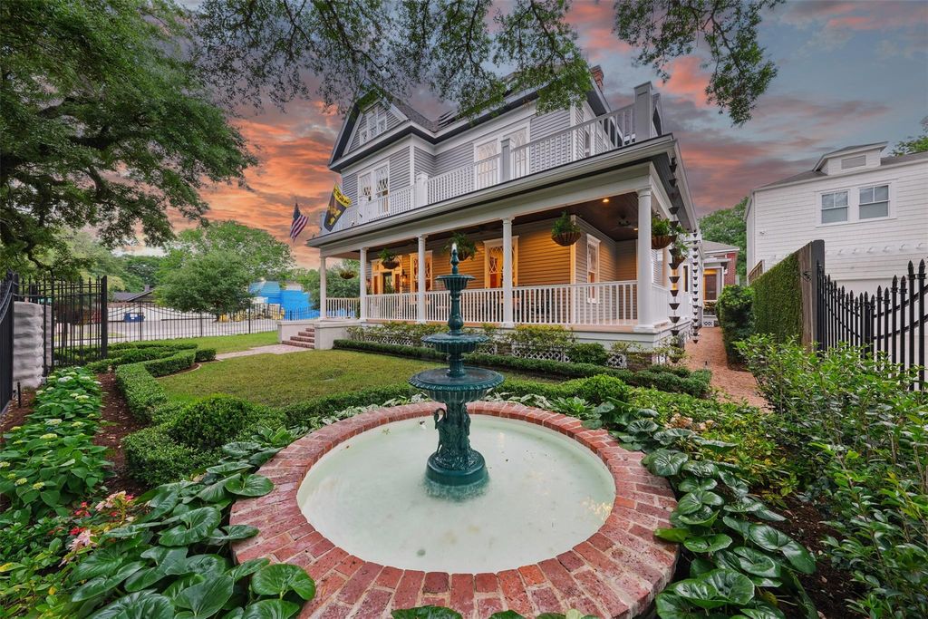 215 Bayland Avenue, Houston, TX 77009