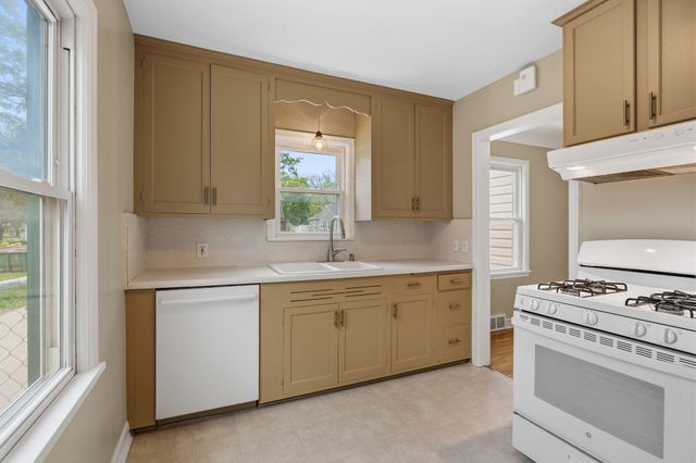 749 Cottage Avenue W, Saint Paul, MN 55117