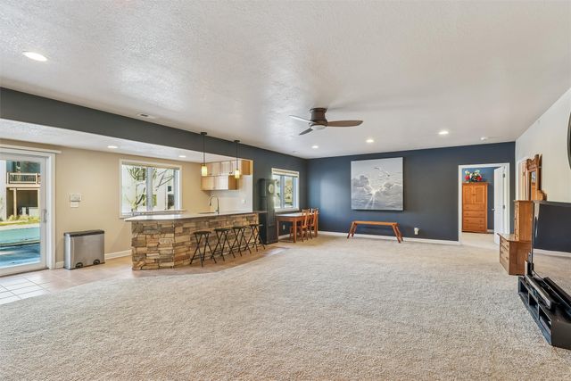 16223 Tanglewood Drive, Urbandale, IA 50323