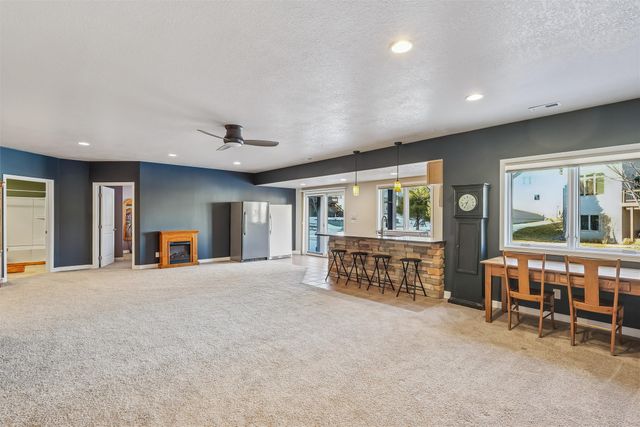 16223 Tanglewood Drive, Urbandale, IA 50323