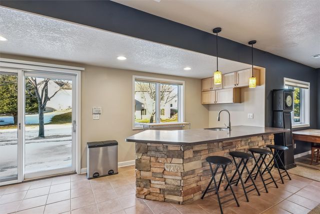 16223 Tanglewood Drive, Urbandale, IA 50323