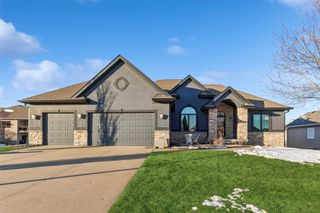 16223 Tanglewood Drive, Urbandale, IA 50323
