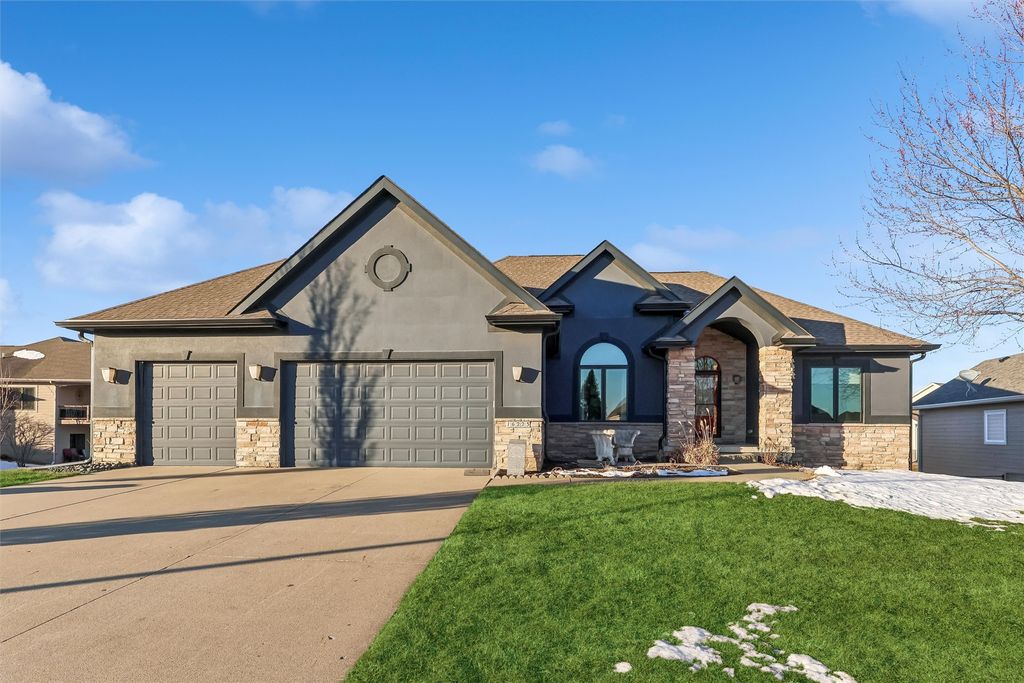 16223 Tanglewood Drive, Urbandale, IA 50323