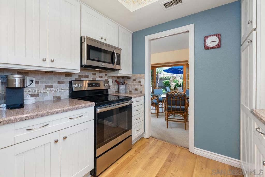 Image 9 of property listing at 1665 Caminito Aliviado, La Jolla, CA 92037