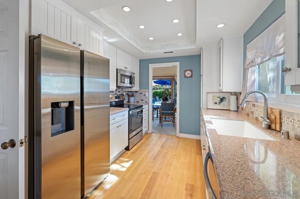 Image 8 of property listing at 1665 Caminito Aliviado, La Jolla, CA 92037