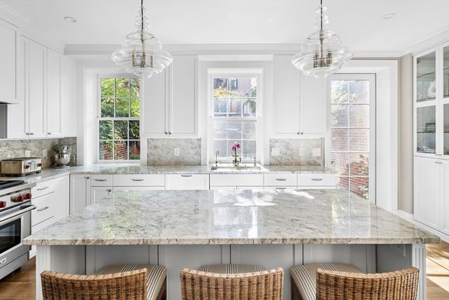 54 Pinckney St, Boston, MA 02114