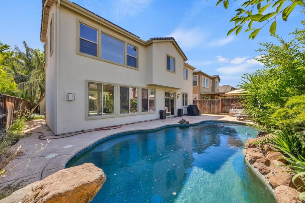 1046 Smith Way, Folsom, CA 95630