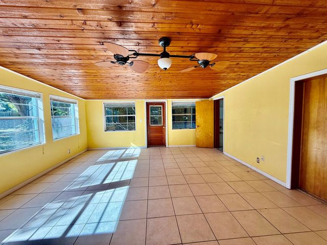 1050 NE Wright Avenue, Jensen Beach, FL 34957