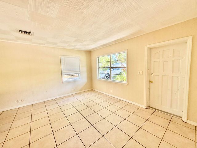 1050 NE Wright Avenue, Jensen Beach, FL 34957