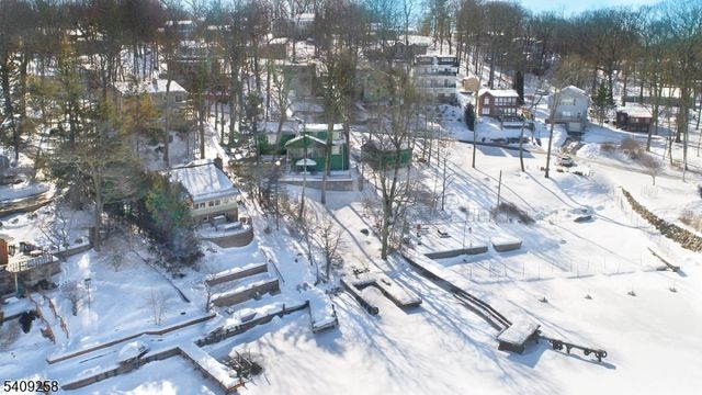 15 Pebble Beach Rd, Hopatcong Boro, NJ 07843