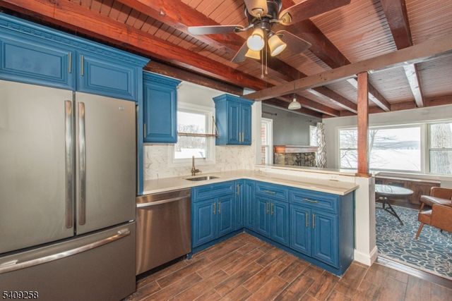 15 Pebble Beach Rd, Hopatcong Boro, NJ 07843