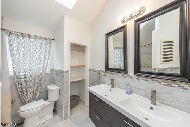 15 Pebble Beach Rd, Hopatcong Boro, NJ 07843