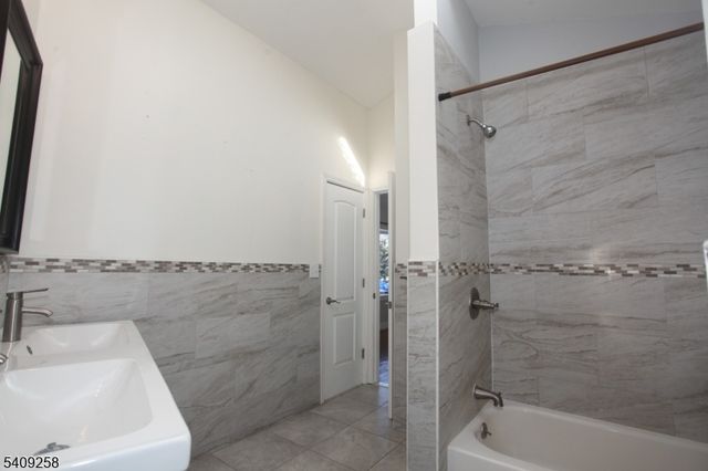 15 Pebble Beach Rd, Hopatcong Boro, NJ 07843