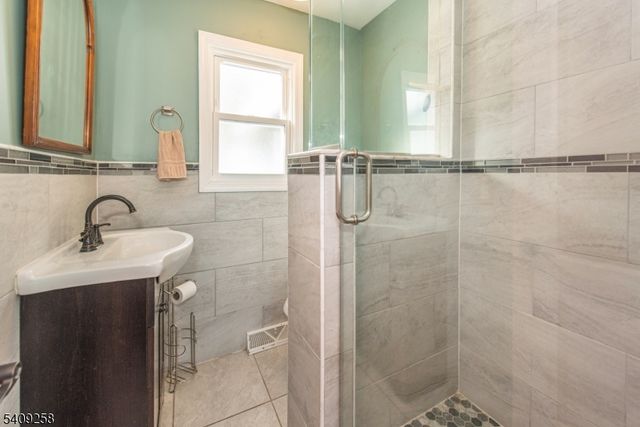 15 Pebble Beach Rd, Hopatcong Boro, NJ 07843