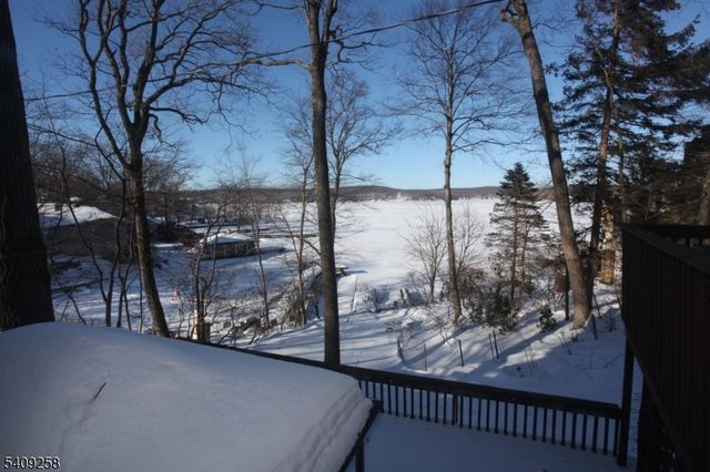 15 Pebble Beach Rd, Hopatcong Boro, NJ 07843