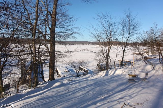 15 Pebble Beach Rd, Hopatcong Boro, NJ 07843