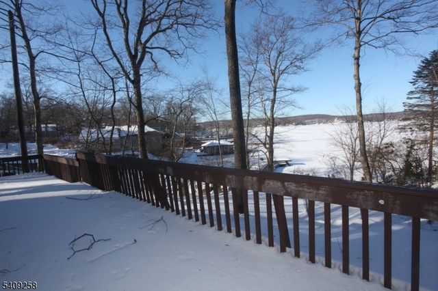 15 Pebble Beach Rd, Hopatcong Boro, NJ 07843