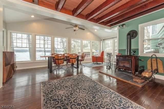 15 Pebble Beach Rd, Hopatcong Boro, NJ 07843