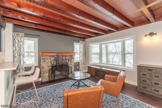 15 Pebble Beach Rd, Hopatcong Boro, NJ 07843