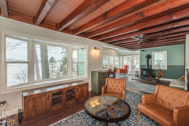 15 Pebble Beach Rd, Hopatcong Boro, NJ 07843