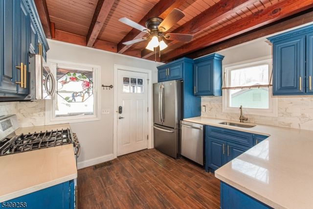 15 Pebble Beach Rd, Hopatcong Boro, NJ 07843