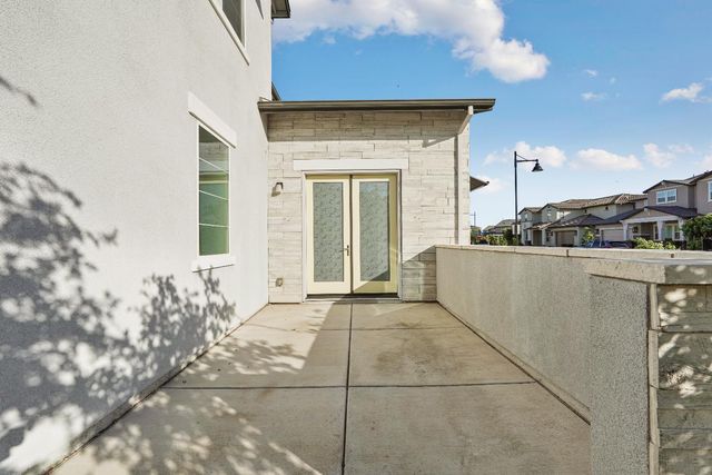 1847 Outrigger Ln, Lathrop, CA 95330