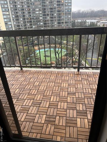 2 Bay Club Drive 8V, Bayside, NY 11360