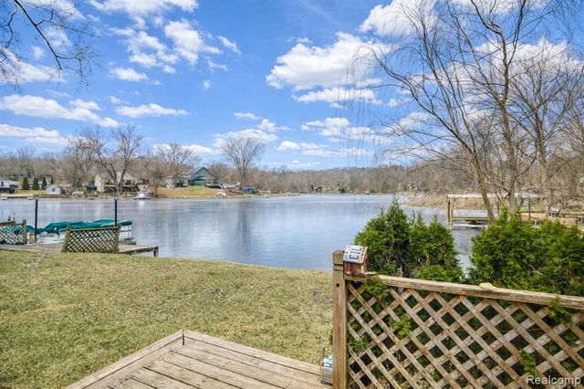 11388 Sunset Boulevard, Pinckney, MI 48169