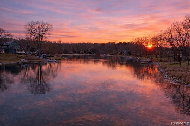 11388 Sunset Boulevard, Pinckney, MI 48169