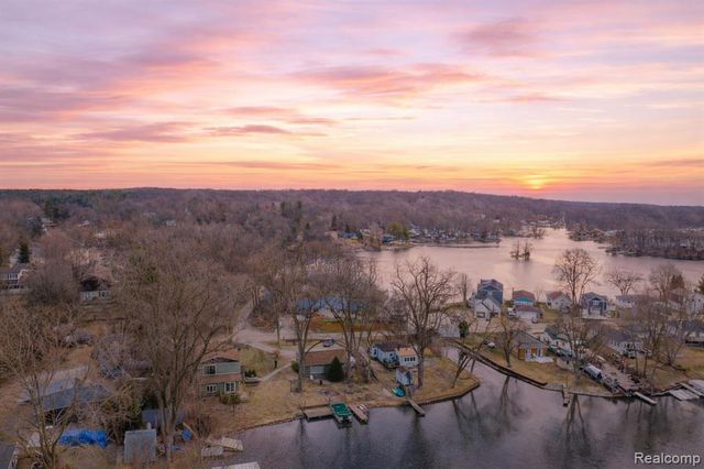 11388 Sunset Boulevard, Pinckney, MI 48169