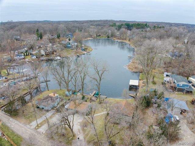 11388 Sunset Boulevard, Pinckney, MI 48169